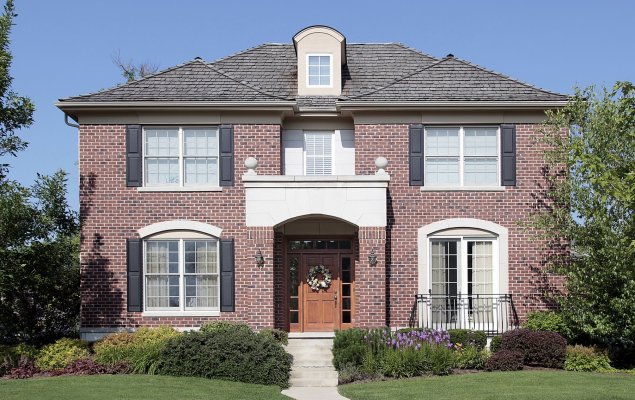 Брус, кирпич или бетон: из чего построить дом